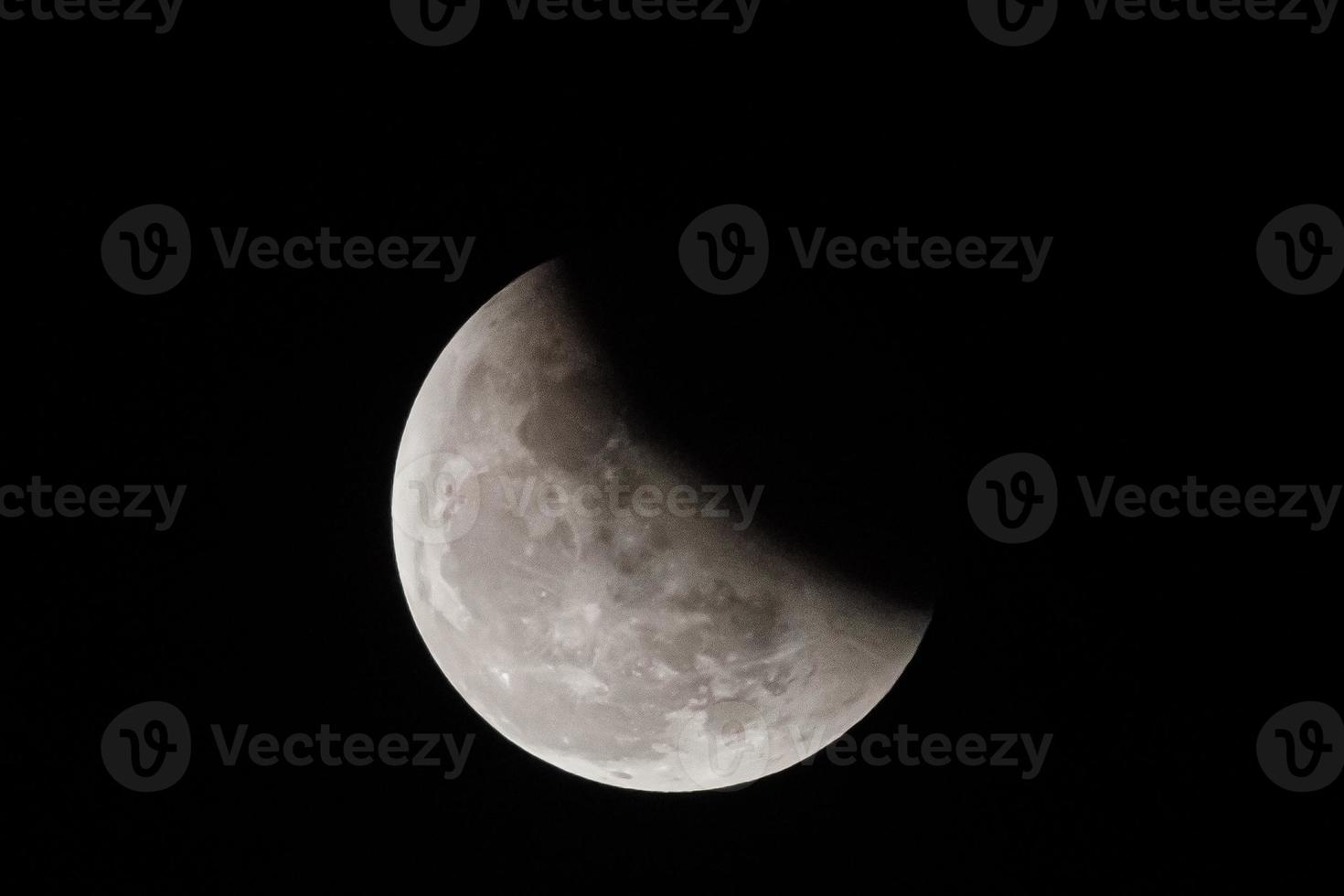 Mond auf dem dunklen Hintergrund der dunklen Nacht foto