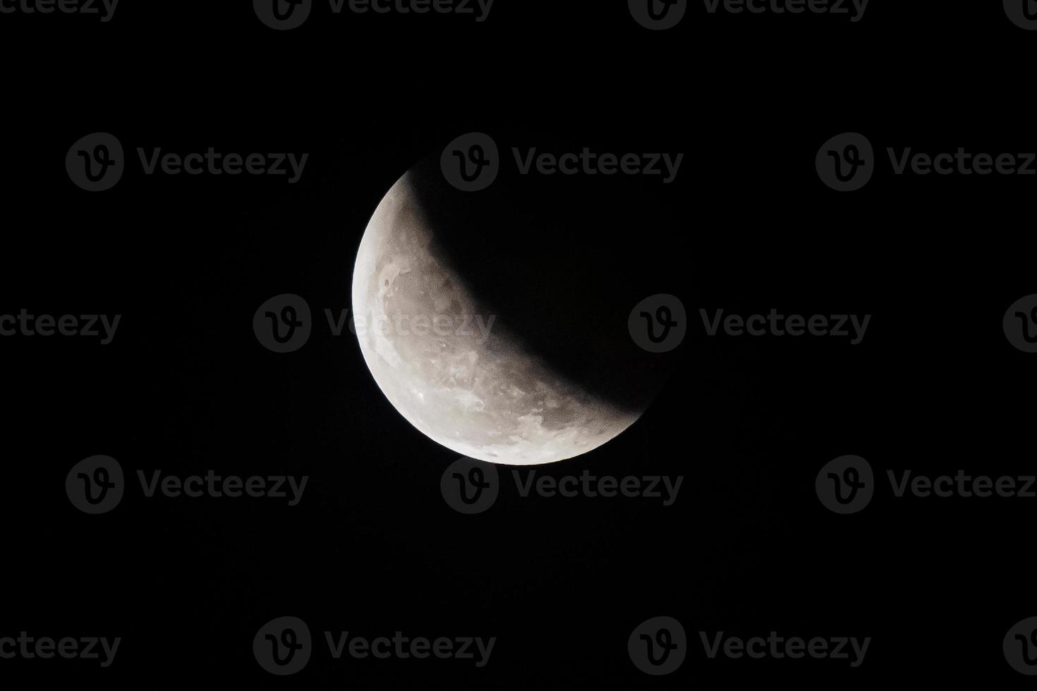 Mond auf dem dunklen Hintergrund der dunklen Nacht foto