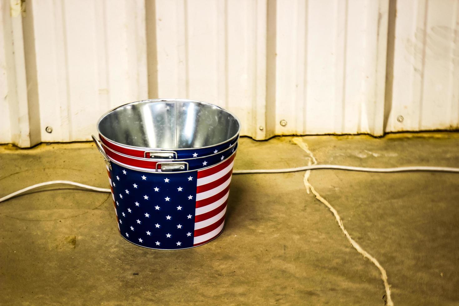 patriotische Metalleimer mit amerikanischem Flaggendesign foto