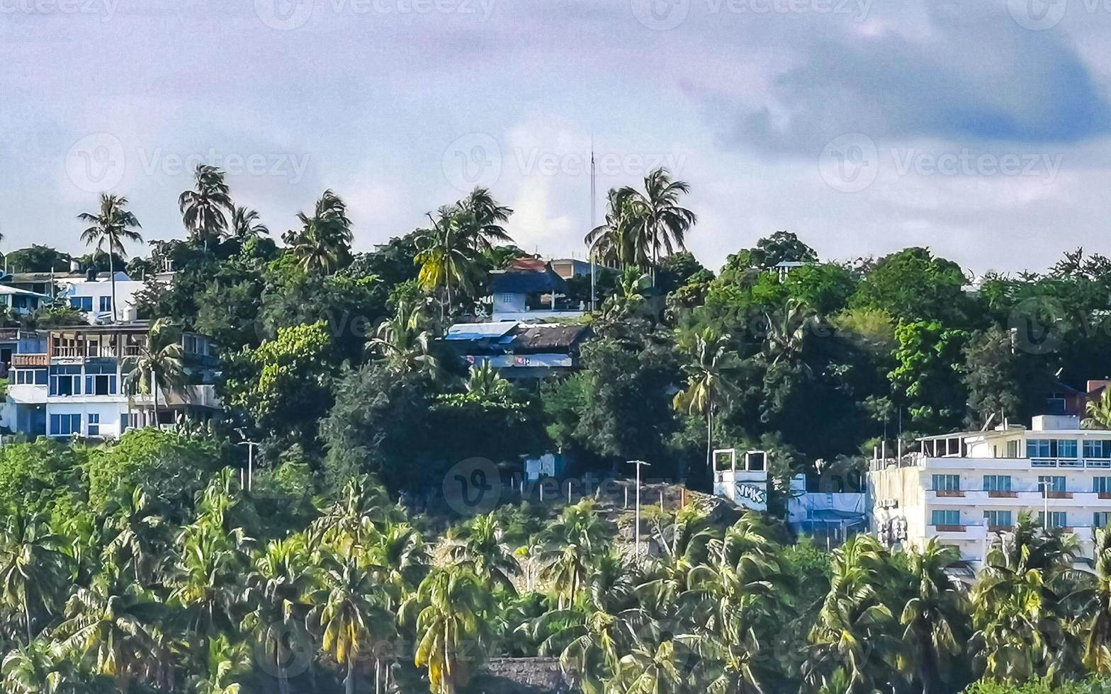 wunderschönes stadt- und seelandschaftspanorama und blick auf puerto escondido mexiko. foto