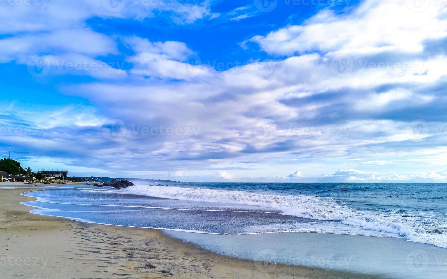 strand sand blaues wasser riesige surfer wellen puerto escondido mexiko. foto