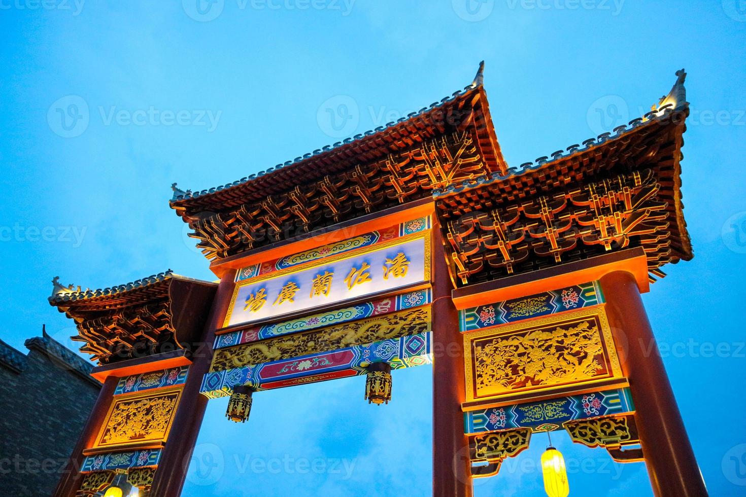 Das Eingangstor von Pantjoran Pik Chinatown mit blauem Himmelshintergrund. foto