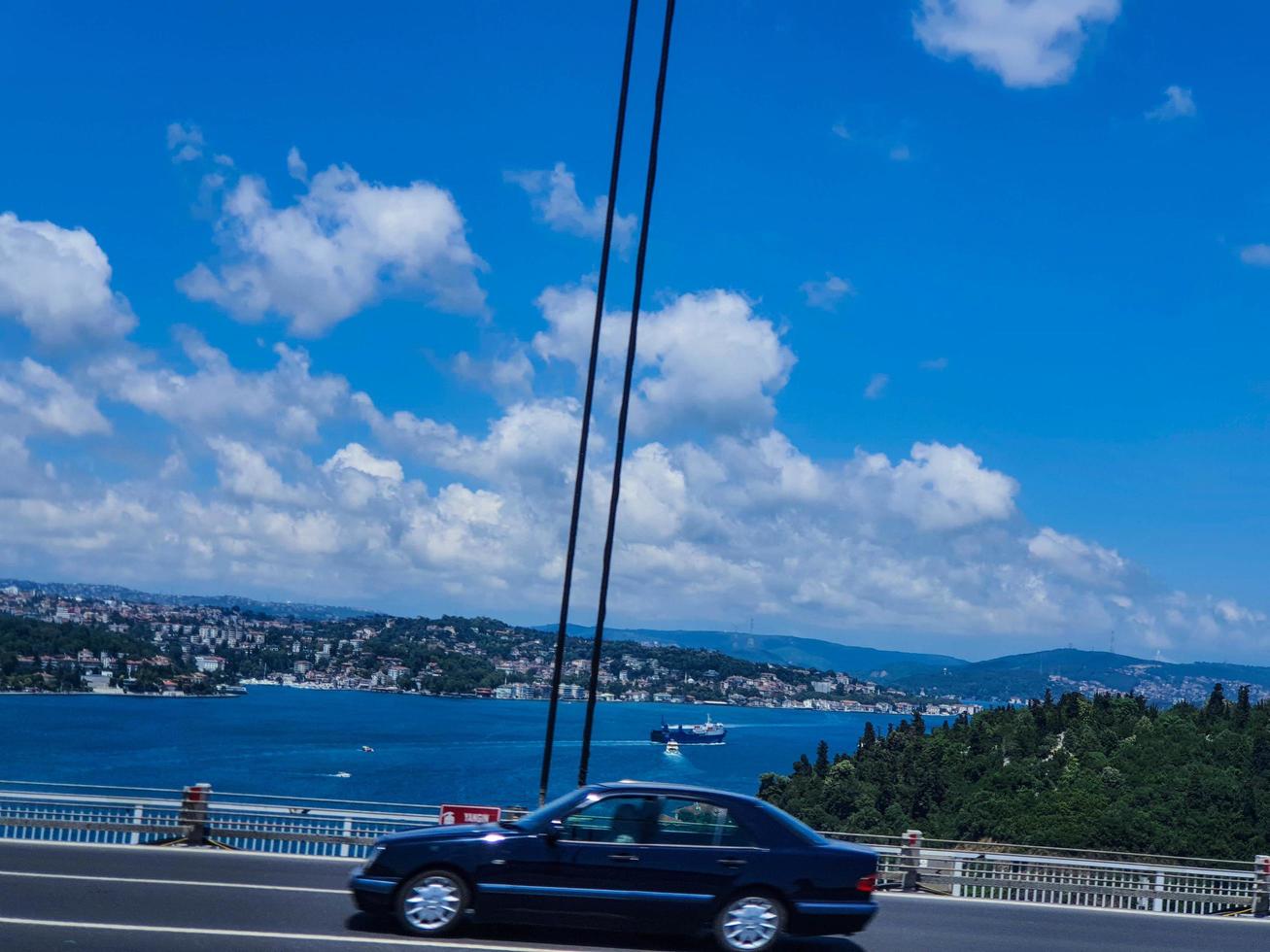 türkei im juli 2022. autos, die die ozman gazi brücke oder die izmit bay bridge überqueren. foto