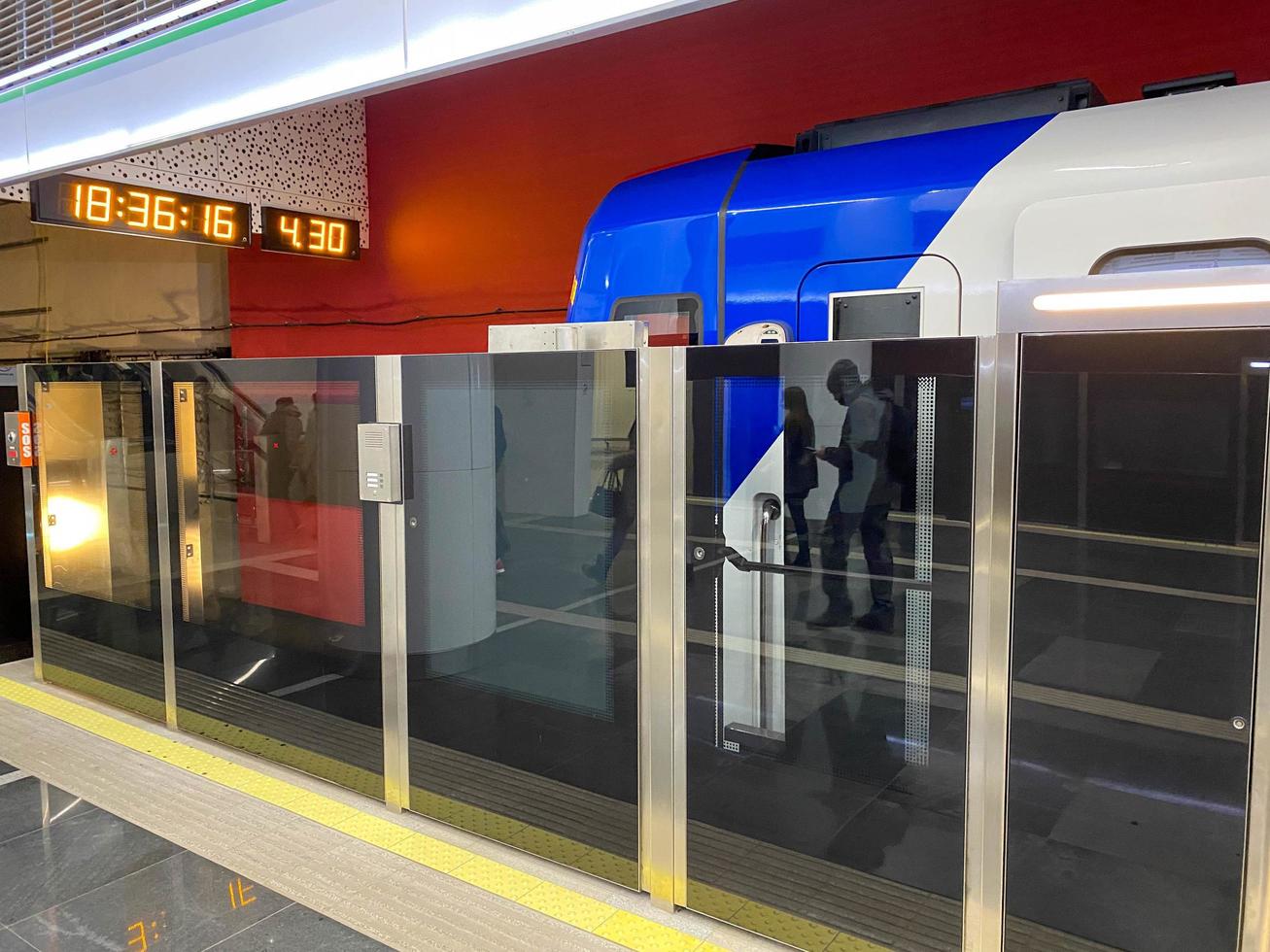 Foto der automatischen Türen der fahrerlosen U-Bahn-Station zur Randzeit mit leerem Bahnsteig