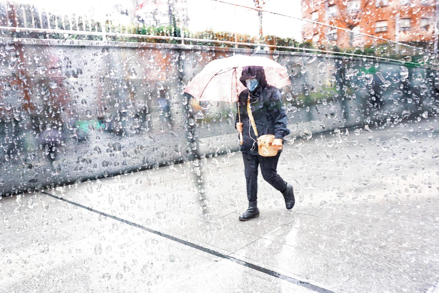 bilbao, vizcaya, spanien, 2022 - menschen mit regenschirm an regnerischen tagen in bilbao city foto