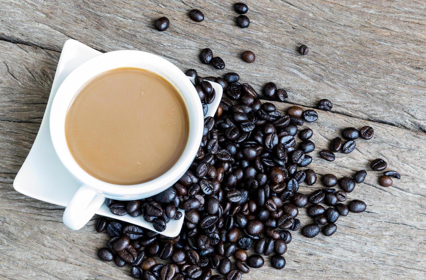 Kaffeetasse und Kaffeebohnen foto