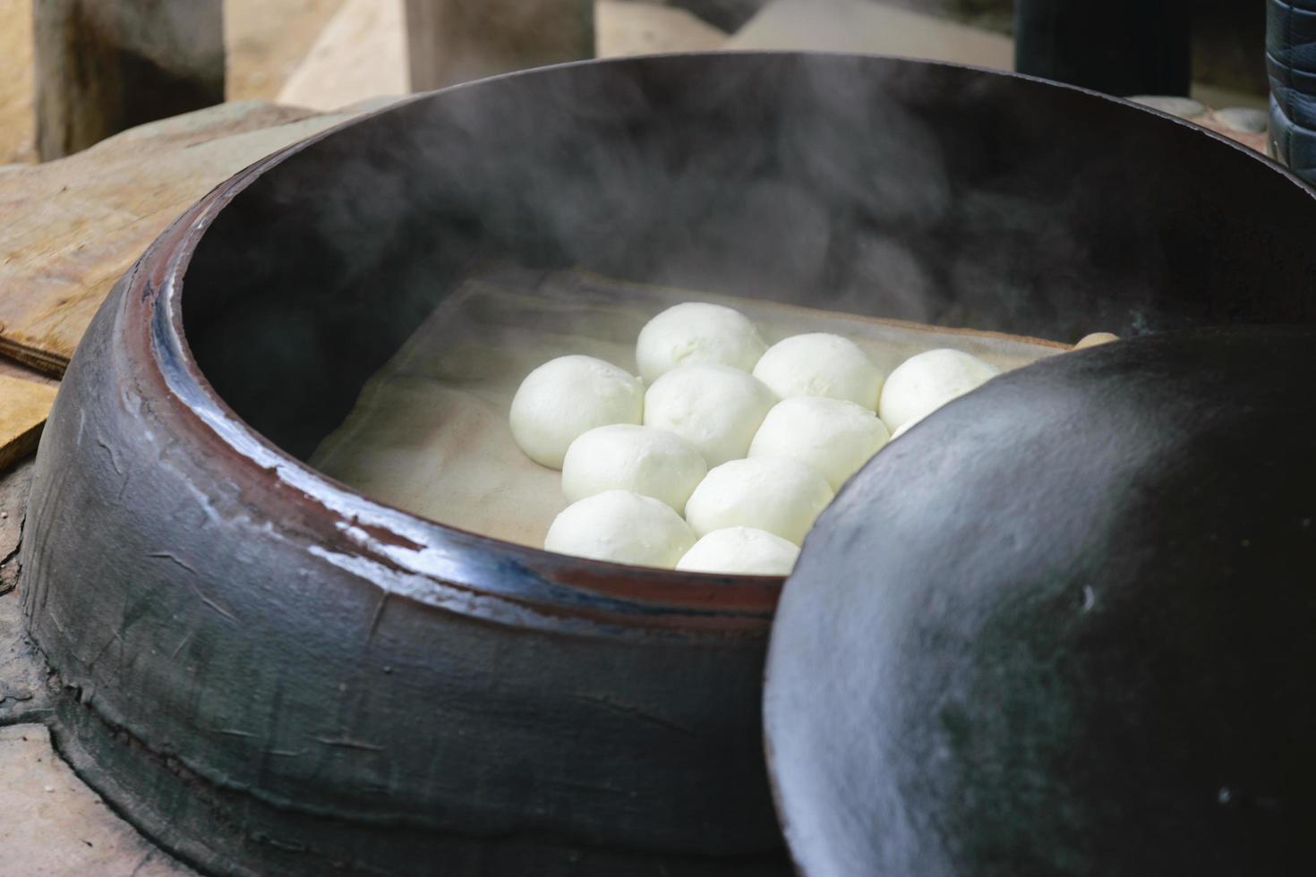 gedämpfte Brötchen in einem traditionellen Autoklaven foto