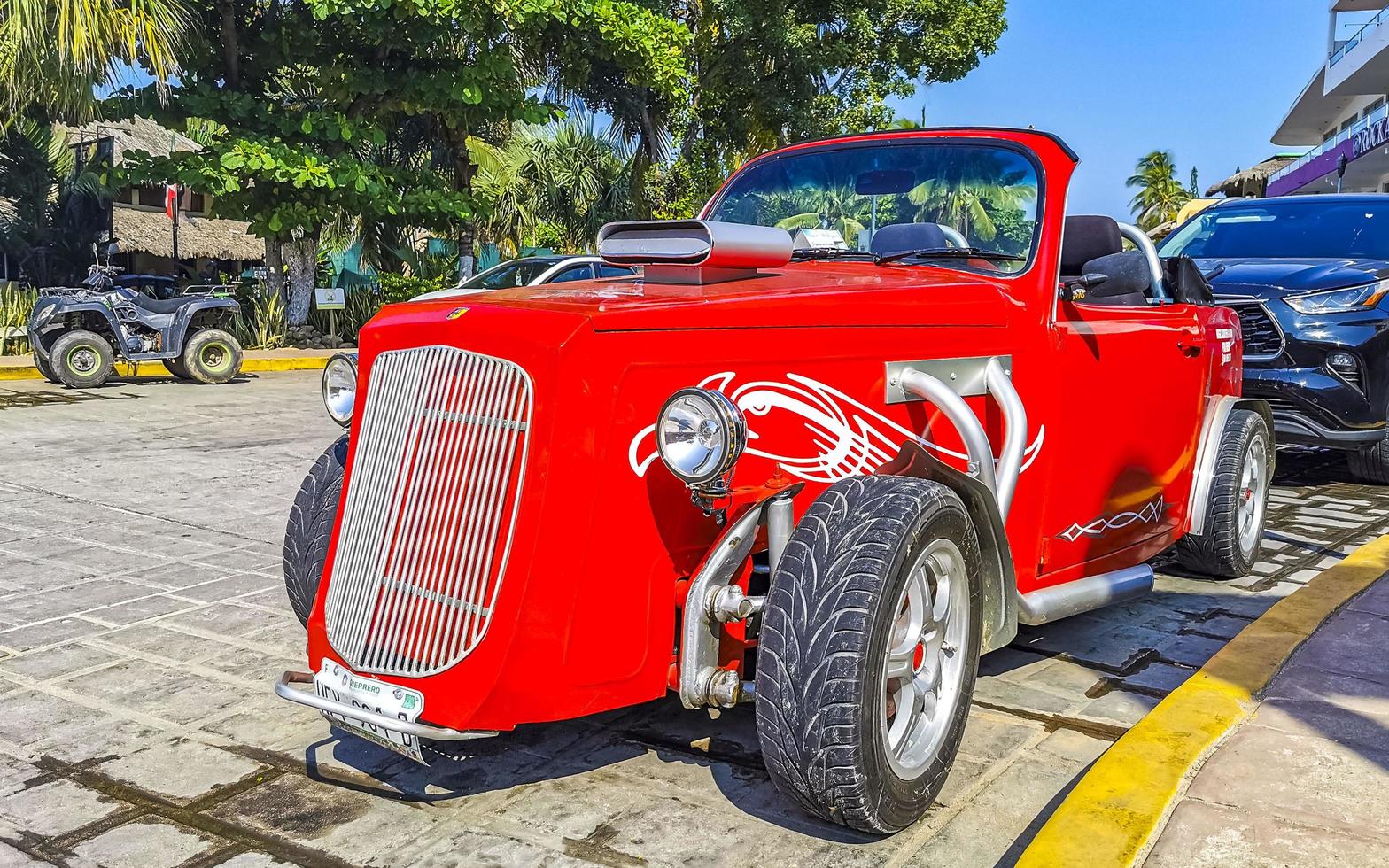 puerto escondido mexiko oaxaca mexikanisch 2022 verschiedene bunt getunte autos und klassische oldtimer mexiko. foto