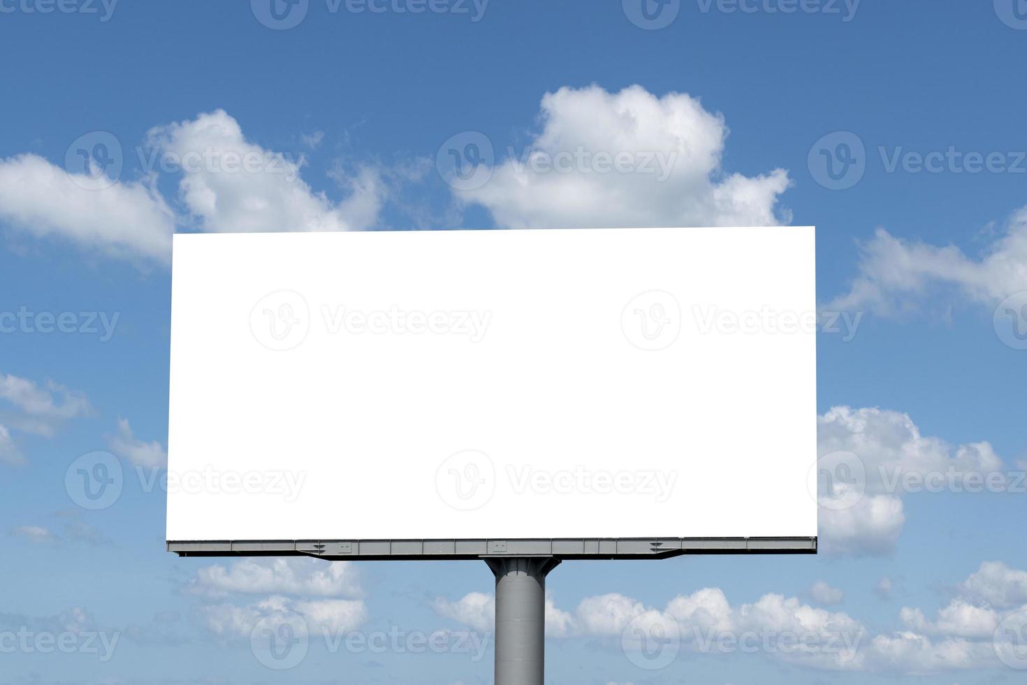 Outdoor-Plakatwand auf blauem Himmelshintergrund mit Beschneidungspfad foto