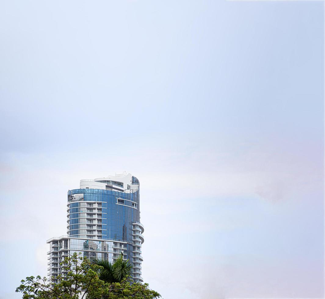 Miami, Florida, 2020 - Hochhaus und Bäume foto