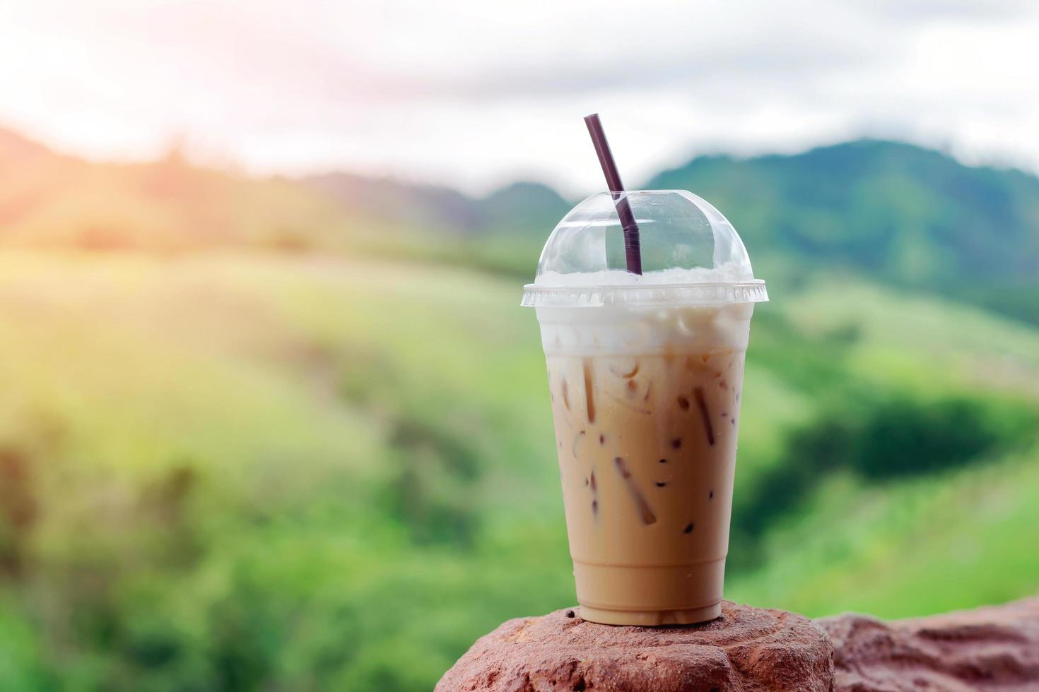 Eiskaffee in einem Plastikbecher foto