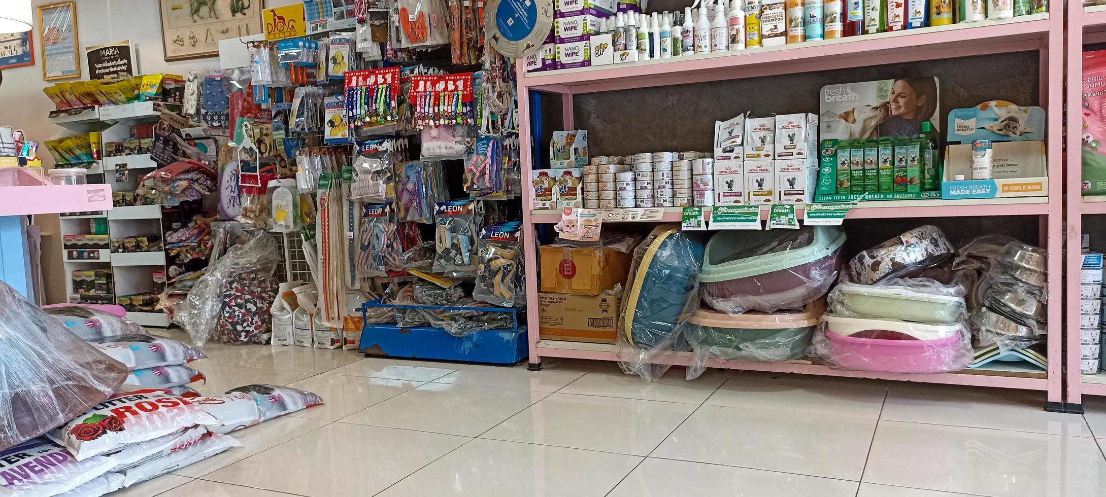 19-8-22 chonburi, thailand pet shop und pet food shop sind bei tierfreunden sehr beliebt. foto