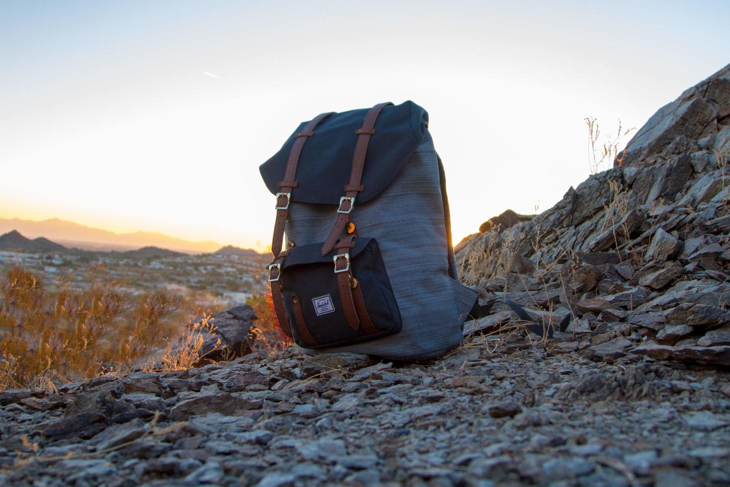 phoenix, arizona, 2020 - herschel rucksack auf felsen foto