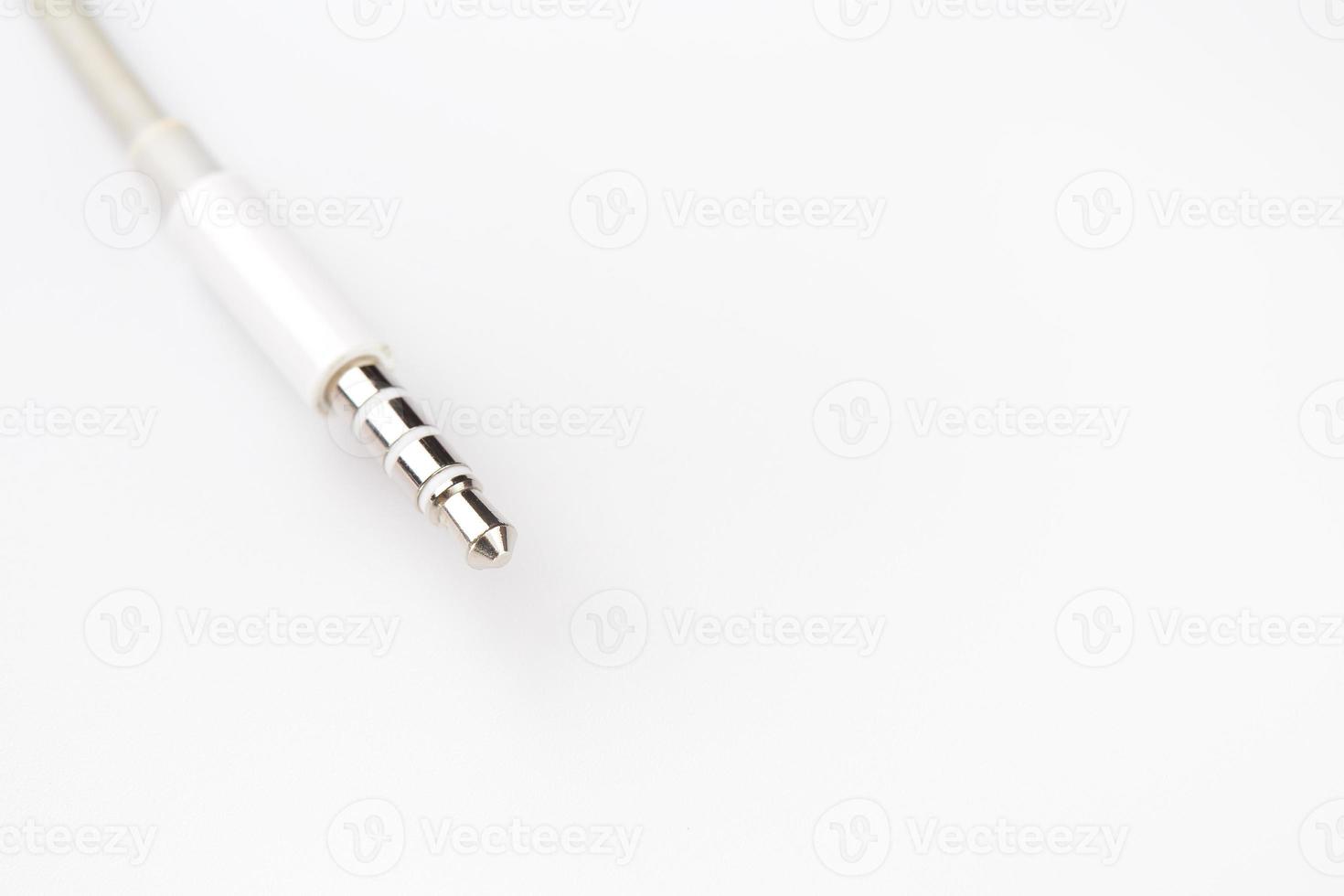 isoliertes weißes Aux-Kabel auf weißem Hintergrund foto