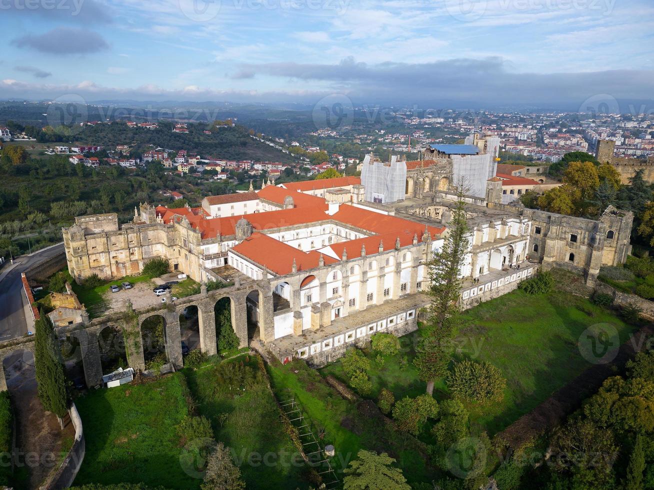 luftdrohnenansicht des christusklosters in tomar, portugal. Kulturerbe der UNESCO. historische Besuche. Urlaub und Ferientourismus. Besichtigung. altes Kloster der Tempelritter. foto