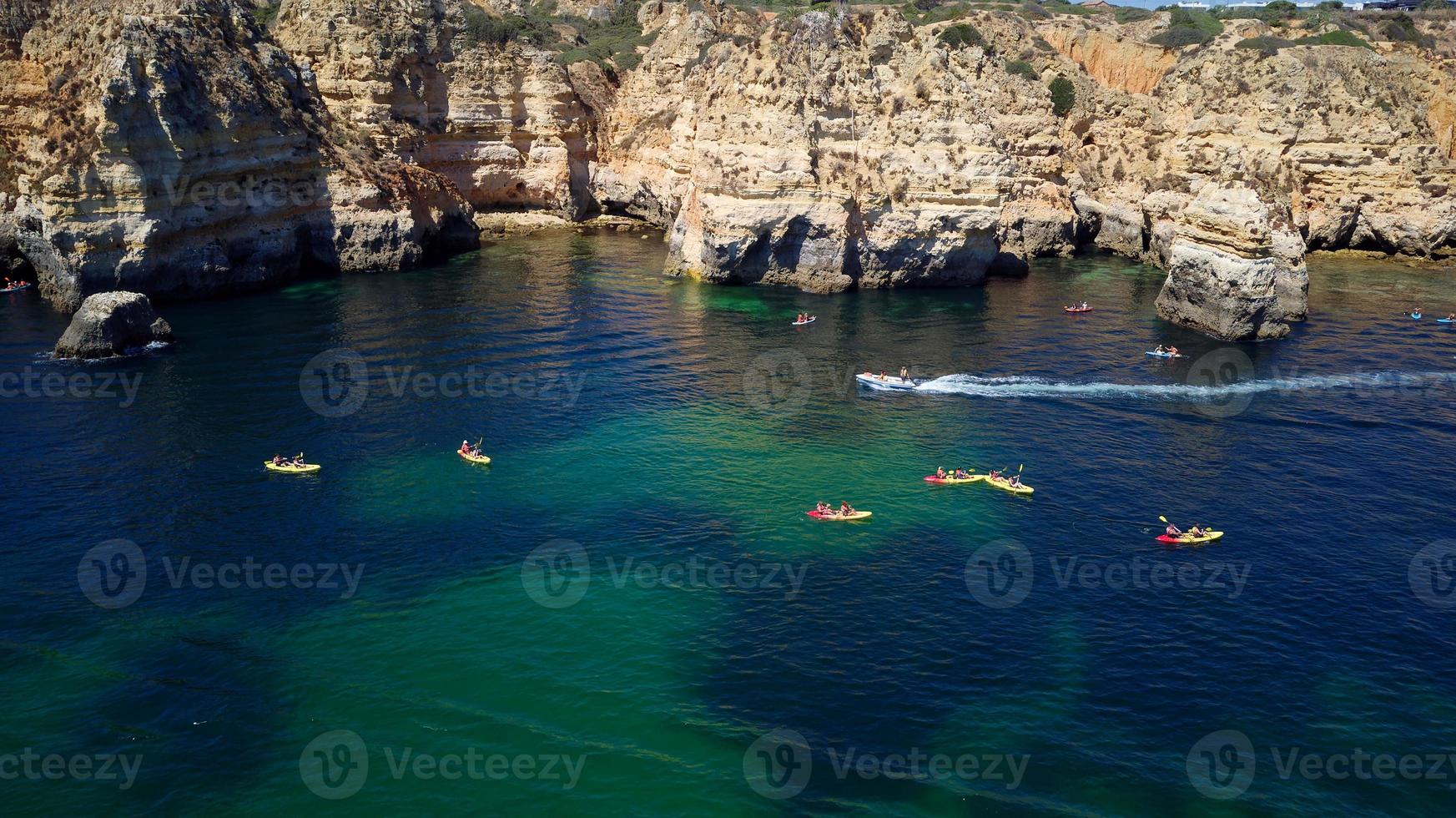 luftdrohnenansicht von booten und kajaks im atlantik, lagos, algarve, portugal. Erkunden von Höhlen und Tunneln. Reisen und Abenteuer. Feiertage und Ferien. schöne blaue Farbe aus dem Ozean. foto