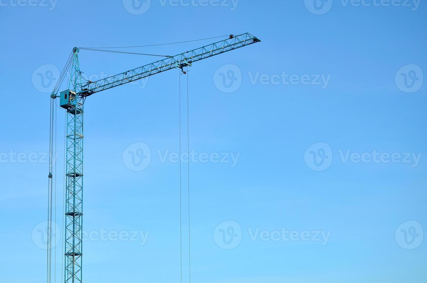 Turmdrehkran vor blauem Himmel foto