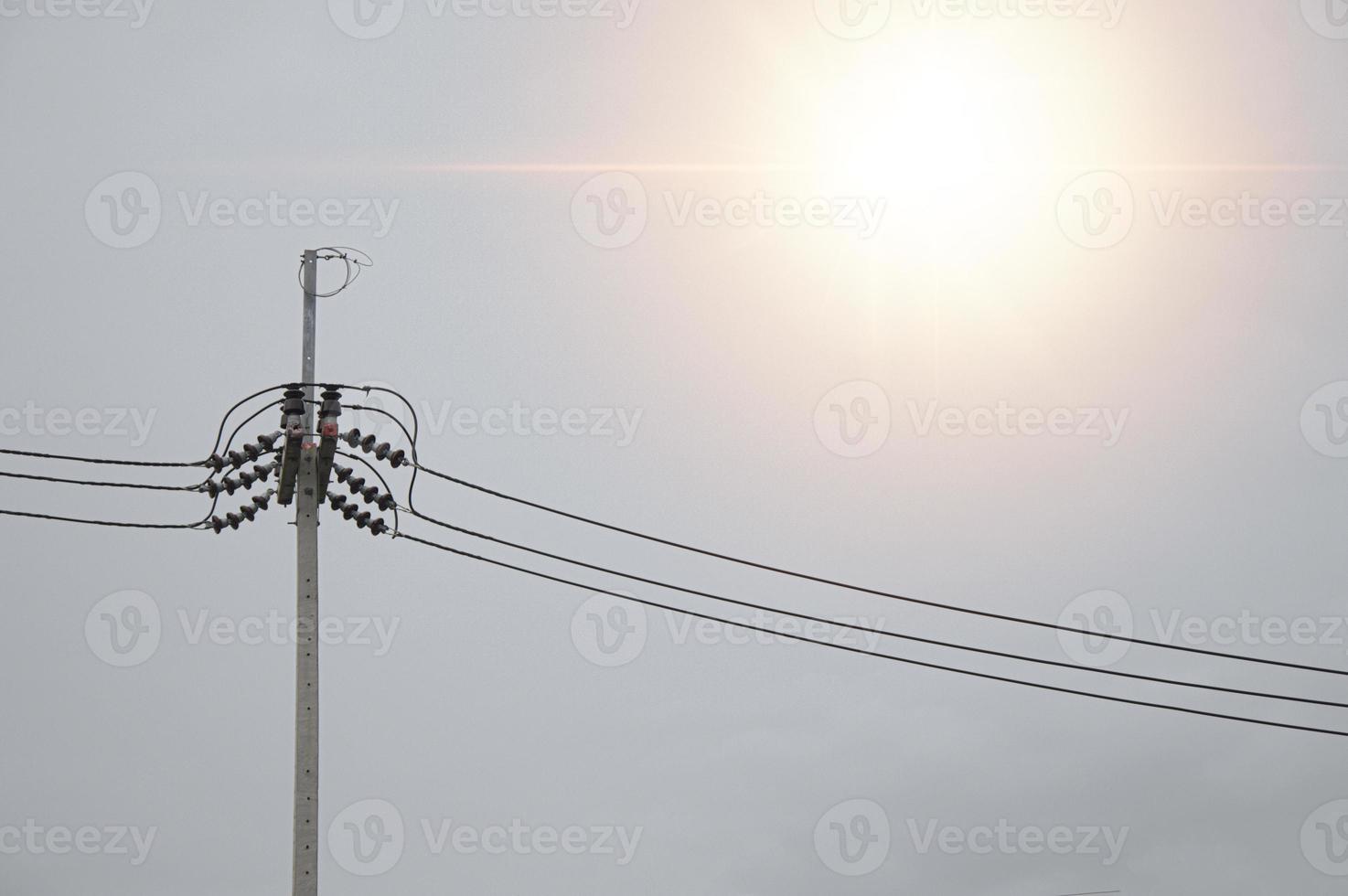 Bild von Strommasten, klassifiziert als Ausrüstung für die Installation und Verkabelung von elektrischen Systemen foto