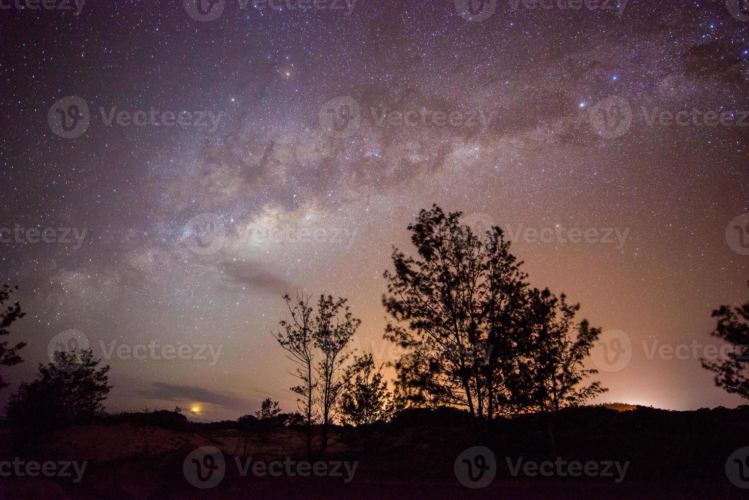 Die Milchstraße im sternenklaren Nachthimmel des Bundesstaates Northern Territory von Australien. Die Milchstraße ist eine vergitterte Spiralgalaxie mit einem Durchmesser von etwa hundert Lichtjahren. foto