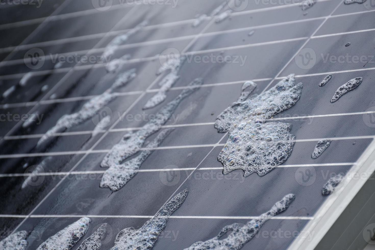 Nahaufnahme von Photovoltaikmodulen mit Wassertropfen und Schwämmen auf der Oberfläche, weicher und selektiver Fokus, Konzept zur Nutzung natürlicher Energie im täglichen Leben auf der ganzen Welt. foto