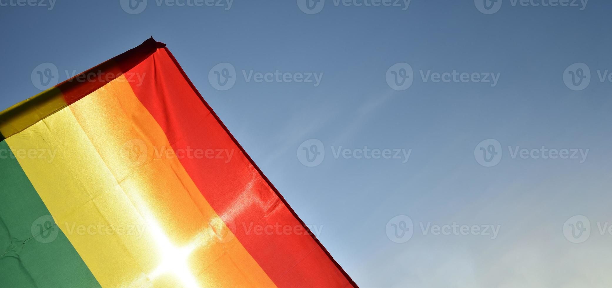 Blick nach oben auf die Regenbogenfahne, lgbt-Simbol, vor klarem blauem Himmel, weicher und selektiver Fokus, Konzept für die lgbt-Feier im Stolzmonat, Juni, auf der ganzen Welt, Kopierraum. foto