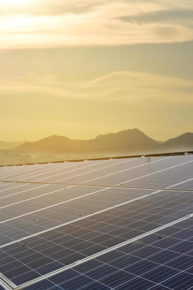 sonnenkollektoren, deren oberseite durch regenwasserflecken, vogelkot und staub verschmutzt ist, müssen gereinigt werden, um die energiespeicherung der sonne tagsüber zu optimieren, weichzeichner. foto