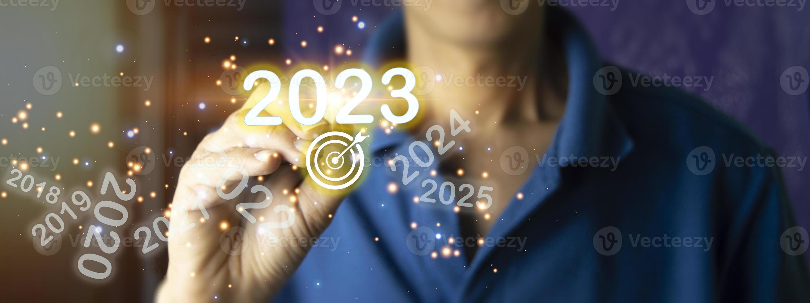 Das Konzept von Geschäftsleuten, die Geschäftsziele setzen, wird 2023 erfolgreich sein foto