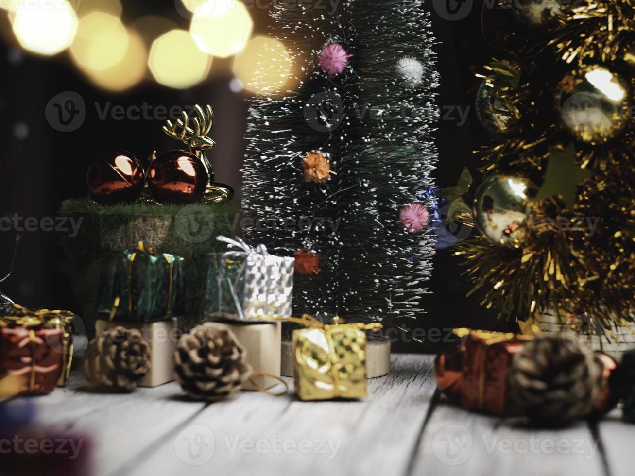 weihnachtsbaum und geschenkboxkugeln. Bokeh-Girlanden im Unschärfehintergrund. Würfelblock, um den Zweck der Geschäftsüberwindung zu enthalten. Ideen für das neue Jahr 2023 entwickeln foto