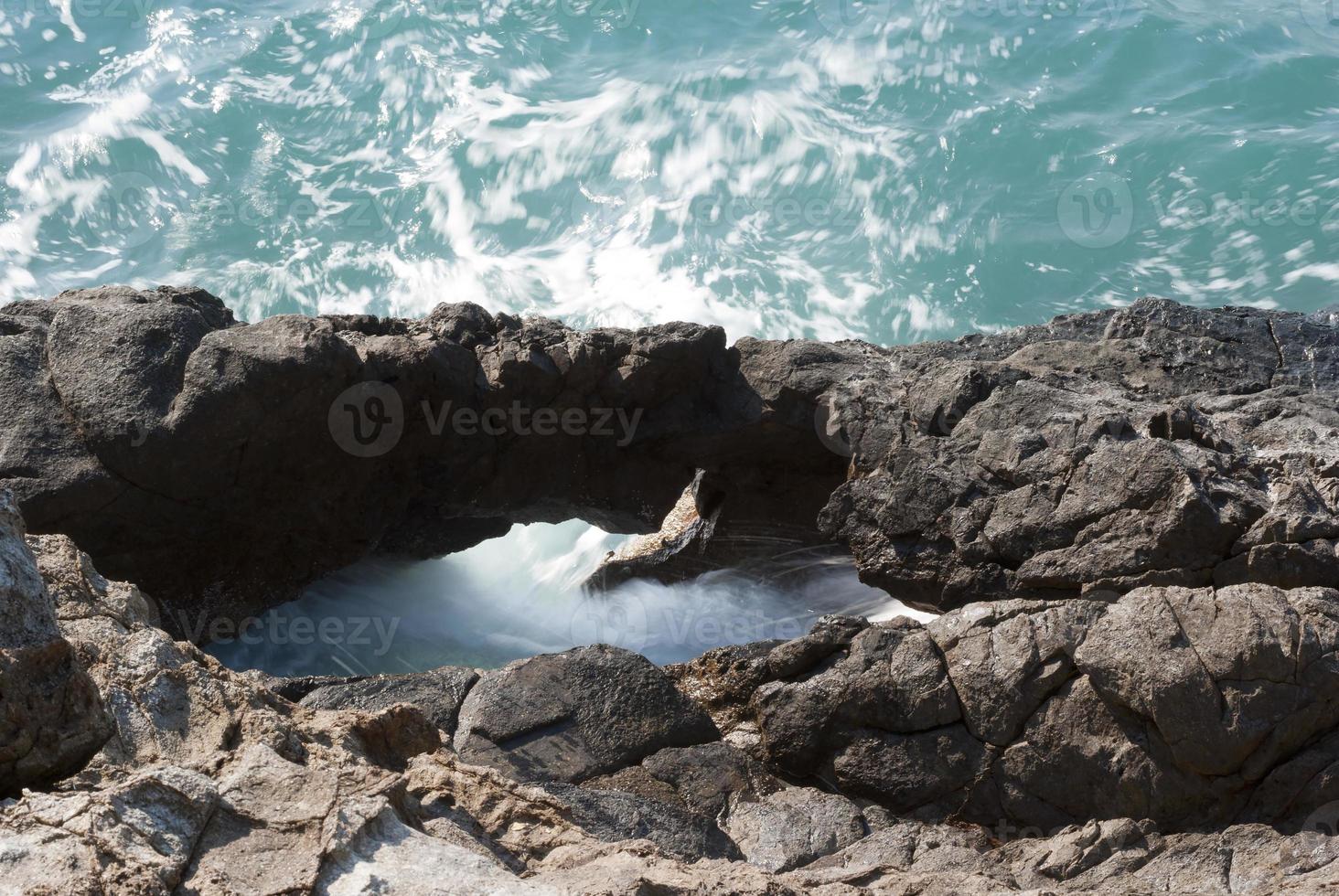 Felsen an der Küste Meerwasser erodiert foto
