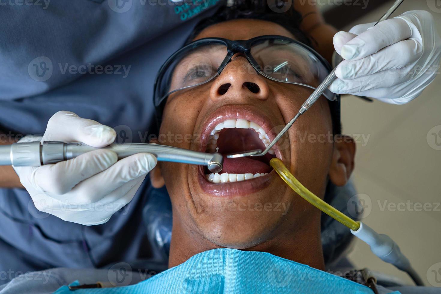 Nahaufnahme des Patienten in der Zahnarztpraxis. foto