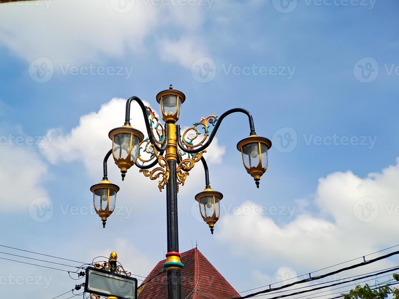 klassische Modellstadtlichter mit schwarzen Goldeisenschnitzereien, schöner hellblauer Himmel, der in einem niedrigen Winkel aufgenommen wurde. foto