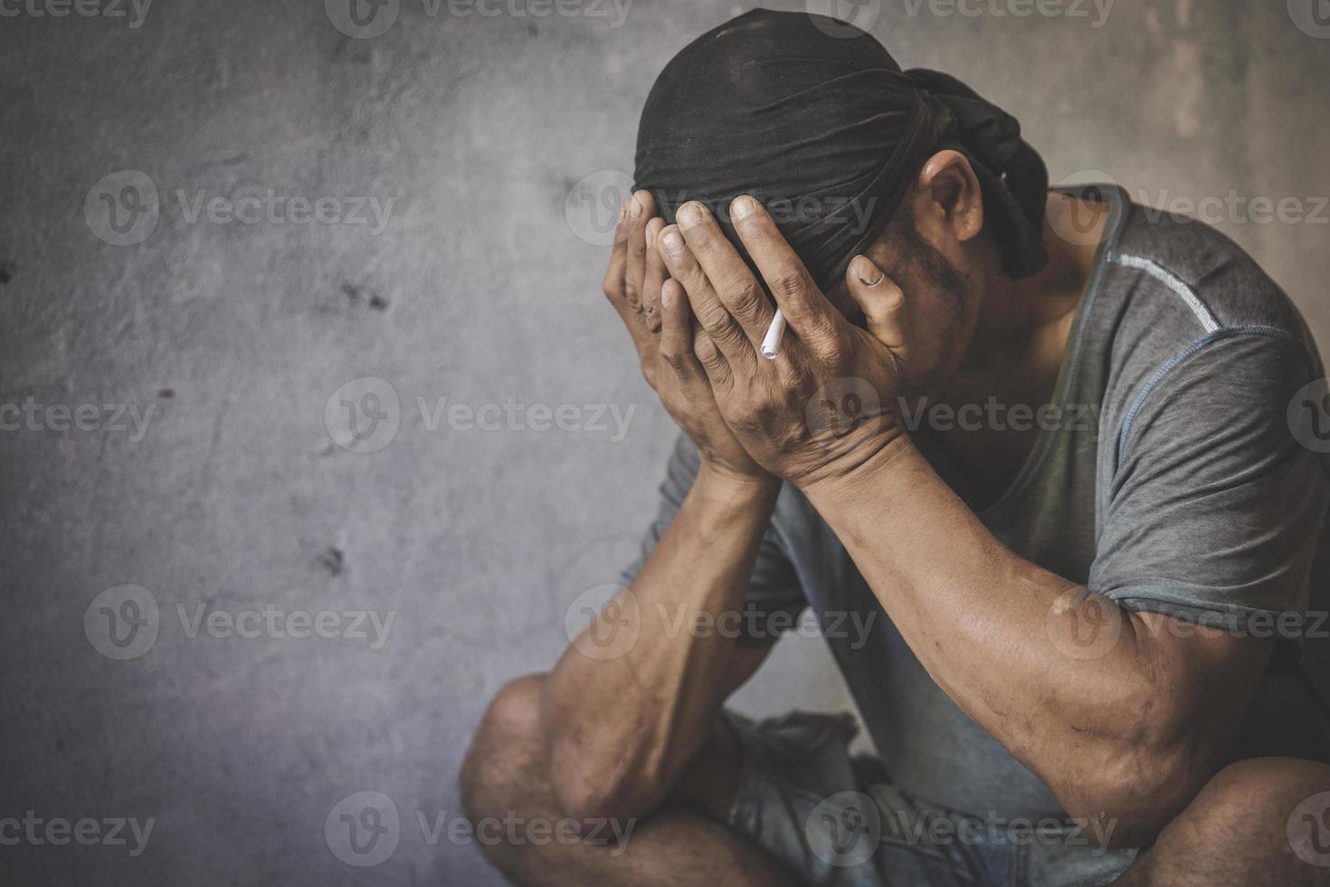 Porträt einer jungen erwachsenen Person mit Substanzabhängigkeit nach langfristigem Drogen- und Medikamentenmissbrauch, hoffnungsloser Drogenabhängiger, der eine Suchtkrise durchmacht. foto