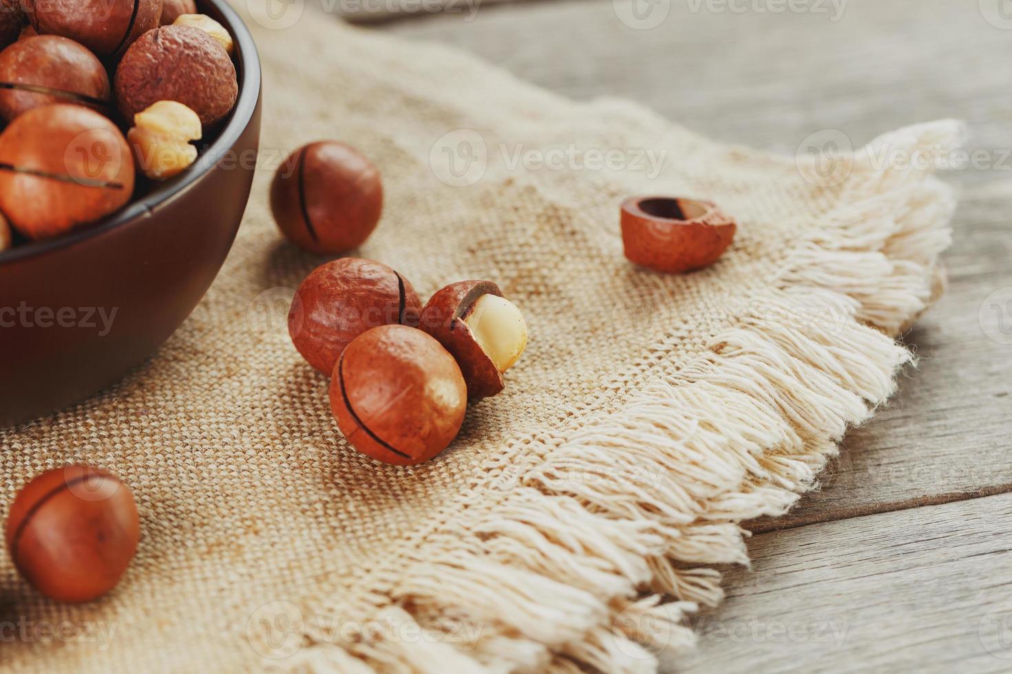 Bio-Gerichte in Vintage-Tuch, das Konzept von Superprodukten und gesunder Ernährung foto