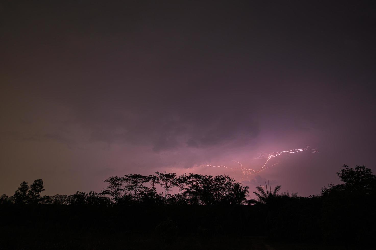 Blitz am Himmel in der Nacht foto