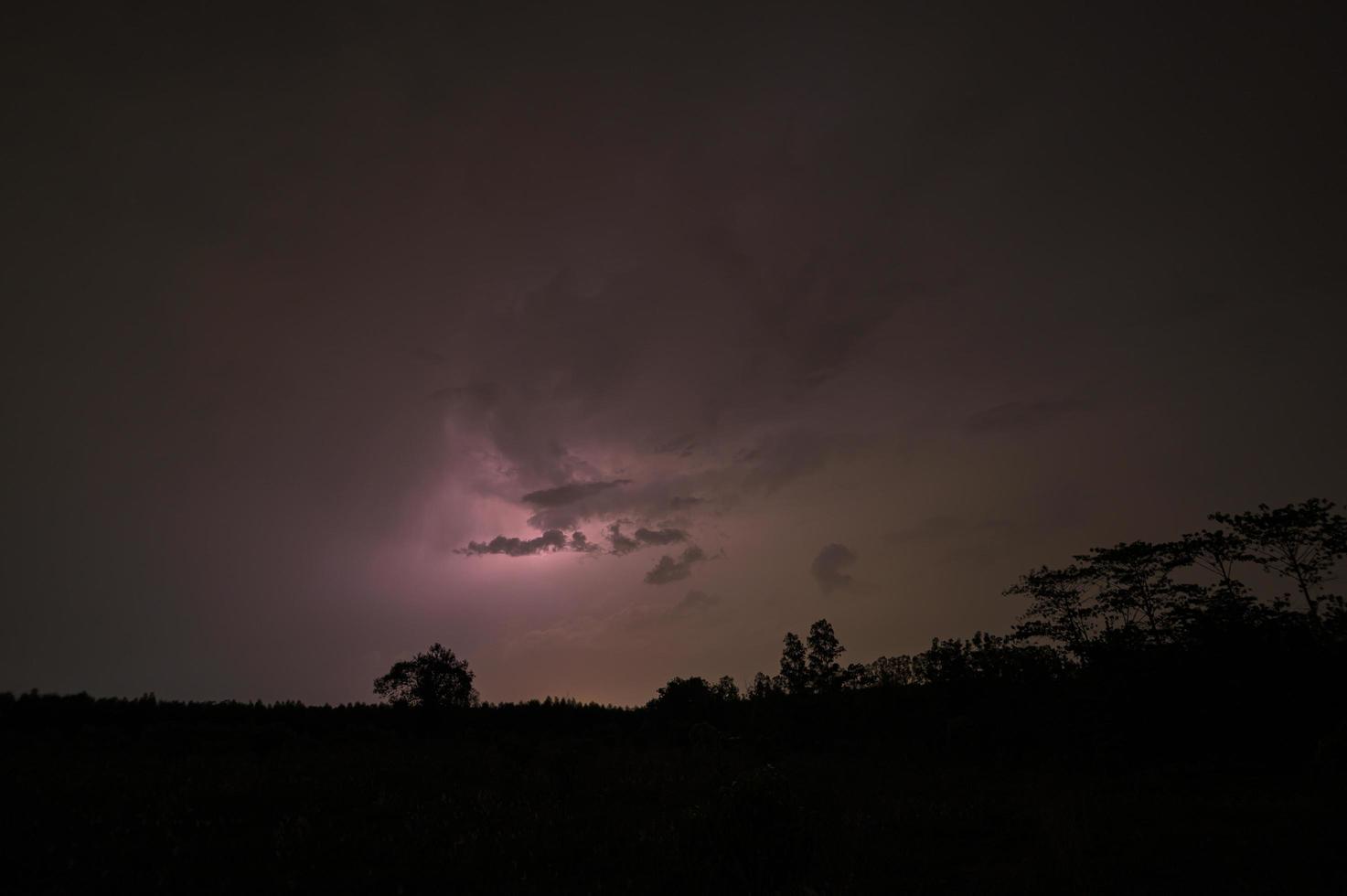 Blitz am Himmel in der Nacht foto