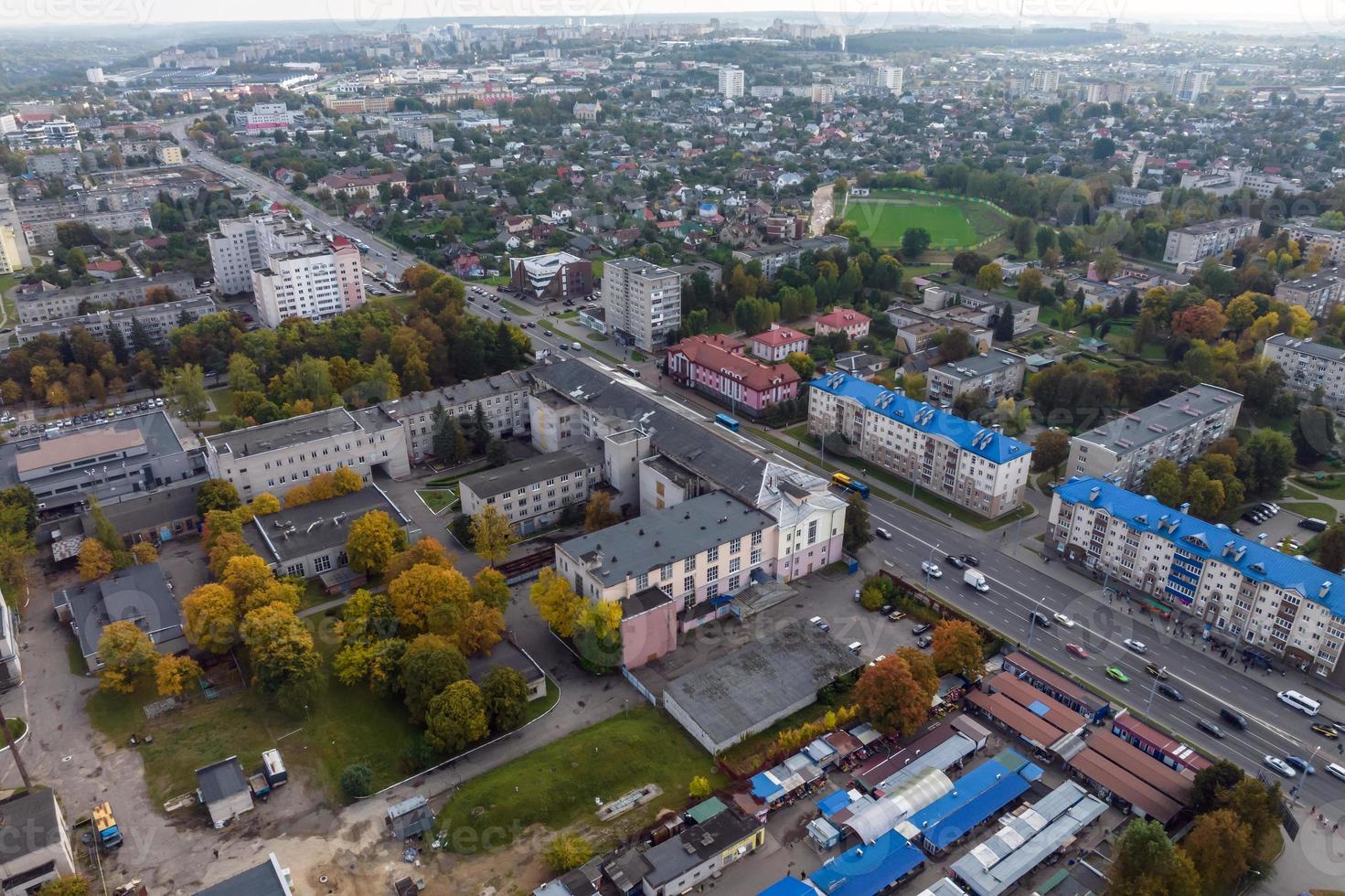 luftpanoramablick aus der höhe eines mehrstöckigen wohnkomplexes und der stadtentwicklung am herbsttag foto