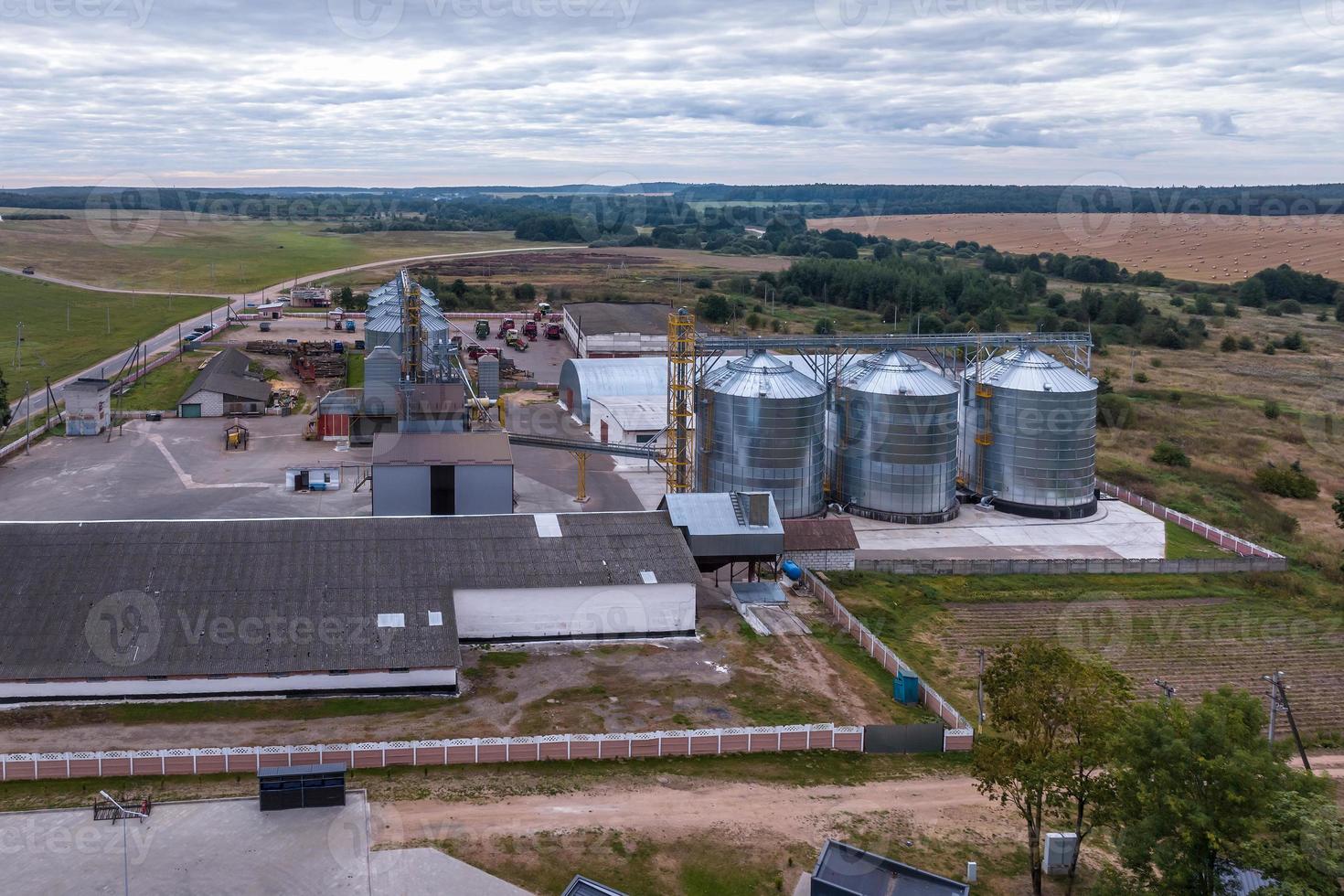 luftbild auf reihen von agro-silos kornaufzug mit samenreinigungslinie auf einer agro-verarbeitungsanlage zur verarbeitung, trocknungsreinigung und lagerung von landwirtschaftlichen produkten foto