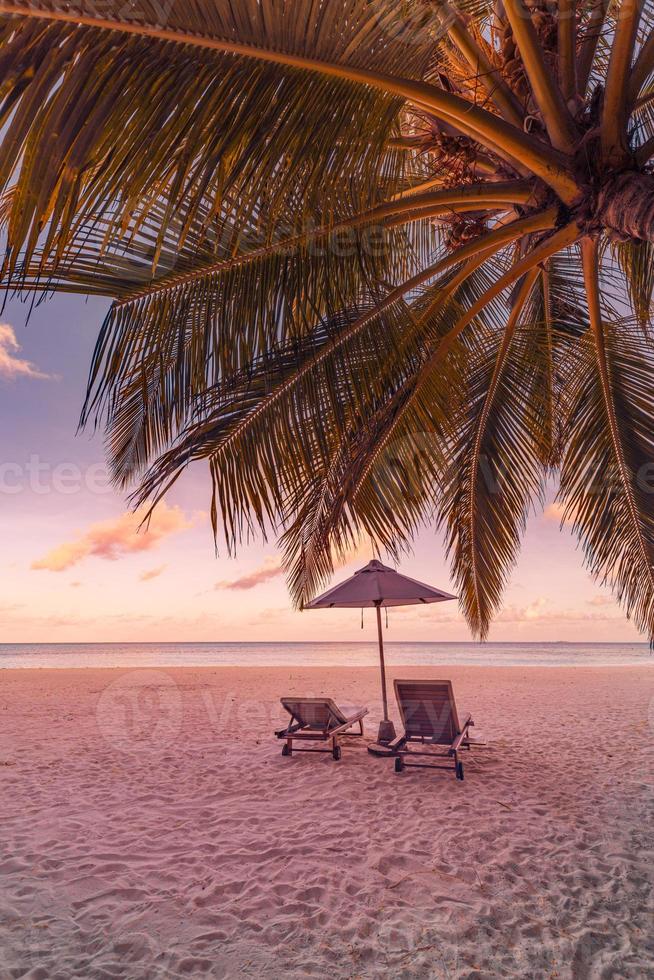 erstaunlicher Strand bei Sonnenuntergang. Paar Stühle am Strandsand. romantischer sommerurlaub, flitterwochenurlaub. inspirierende tropische Landschaft. ruhiger wohlbefinden entspannen strand, schönes liebeszusammengehörigkeitskonzept foto