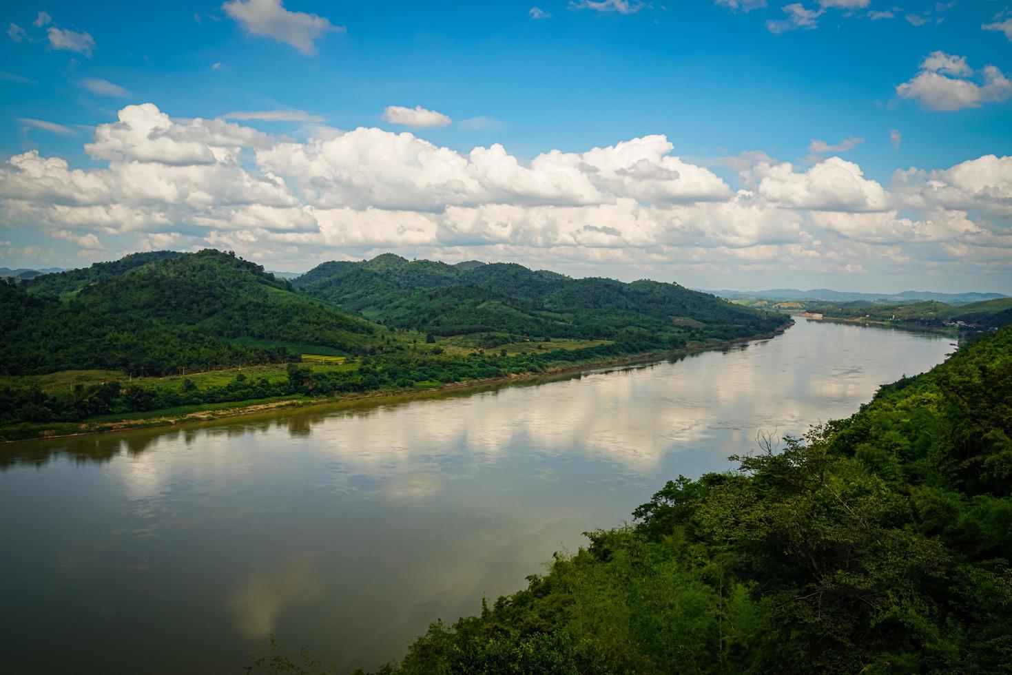 Berge und Himmel in der ruhigen Landschaft am Ufer des Mekong foto