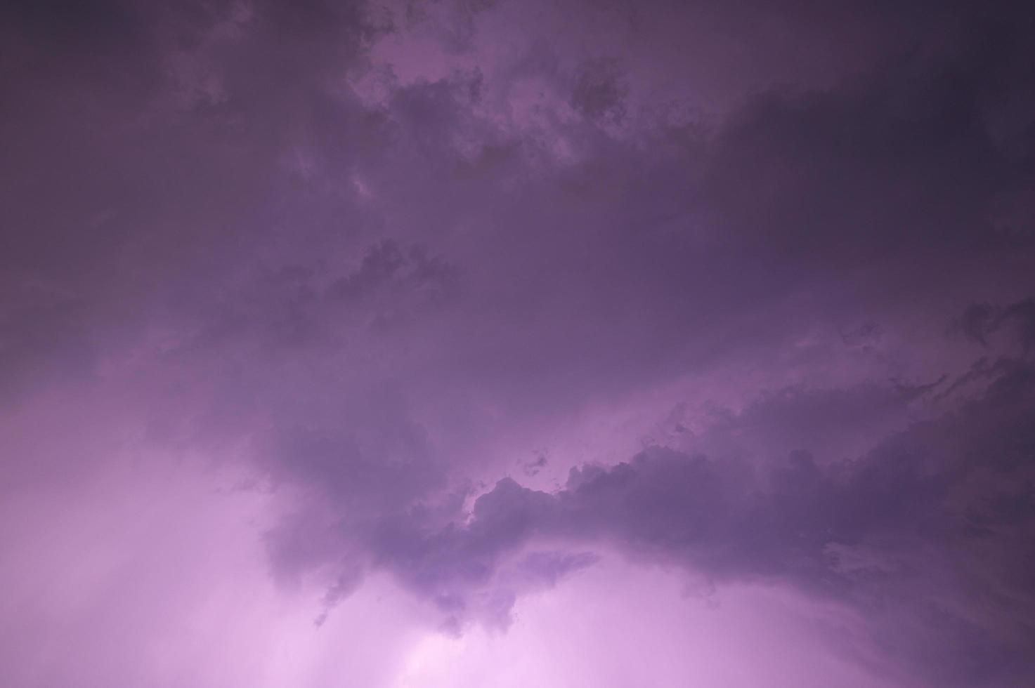 Blick auf den Himmel bei Nacht foto