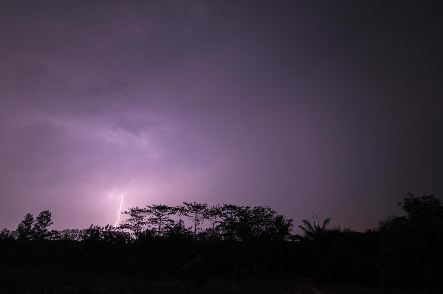 Blitz am Himmel in der Nacht foto