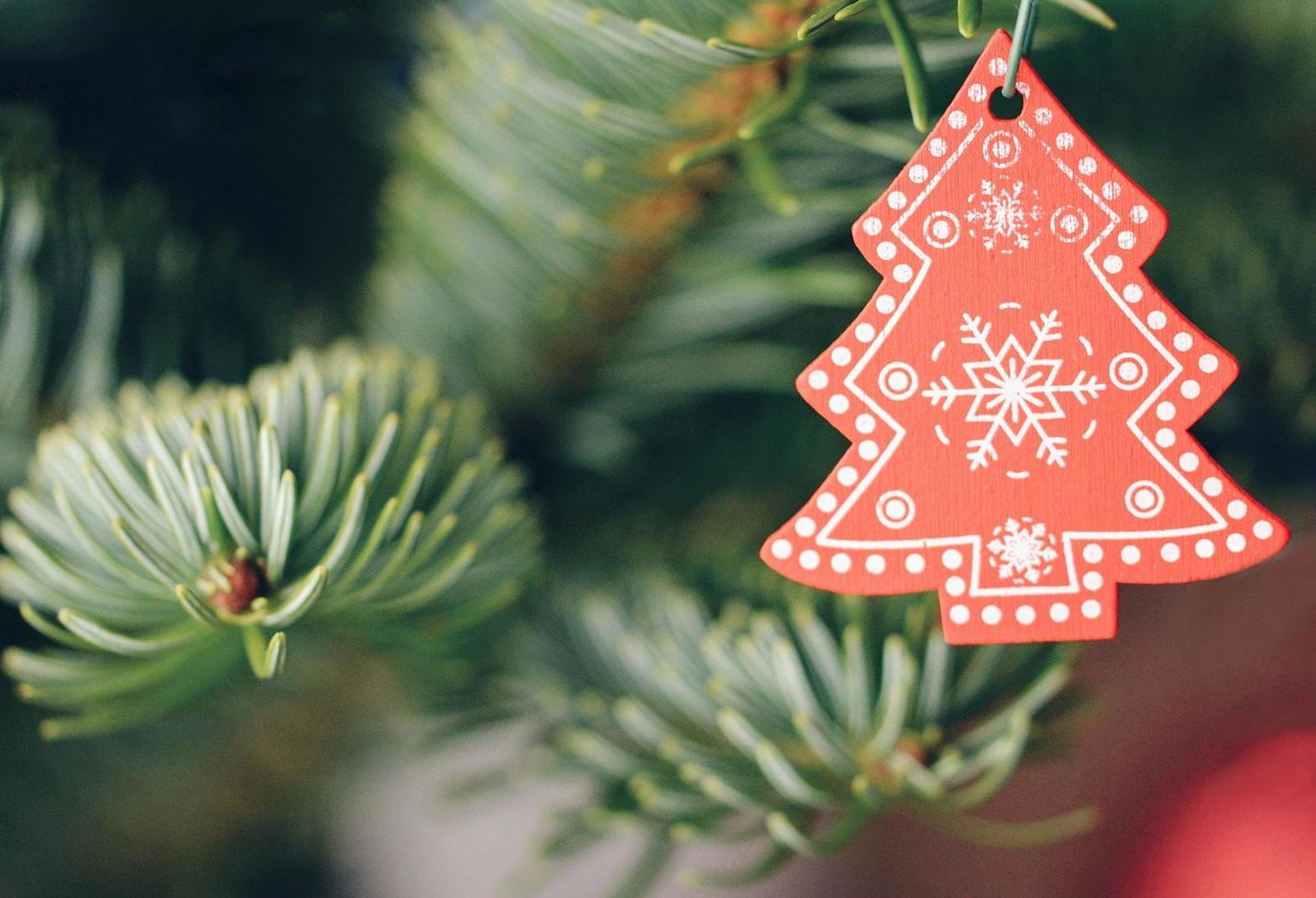 Nahaufnahme der Weihnachtsbaumdekoration foto