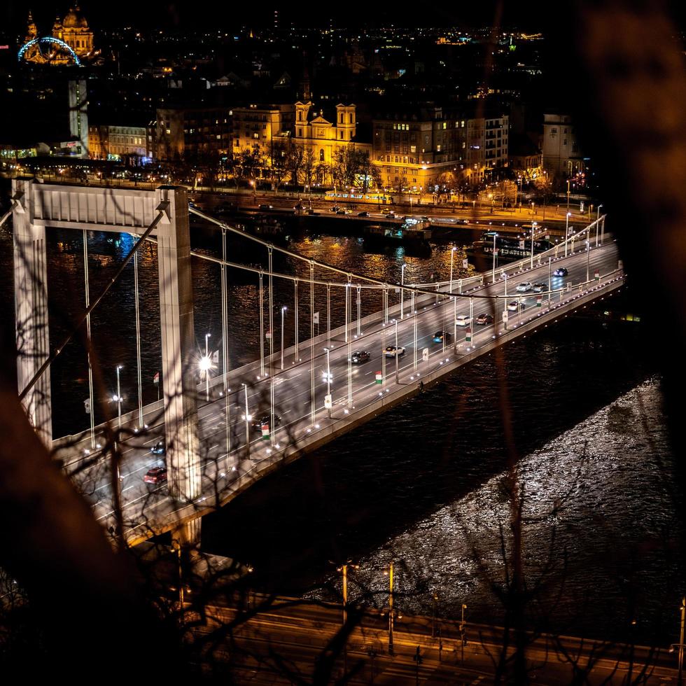 Budapest, Ungarn, 2020 - Luftaufnahme der Elisabethbrücke bei Nacht foto