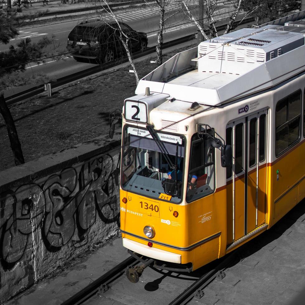Budapest, Ungarn, 2020 - selektive Farbe der ungarischen Straßenbahn foto