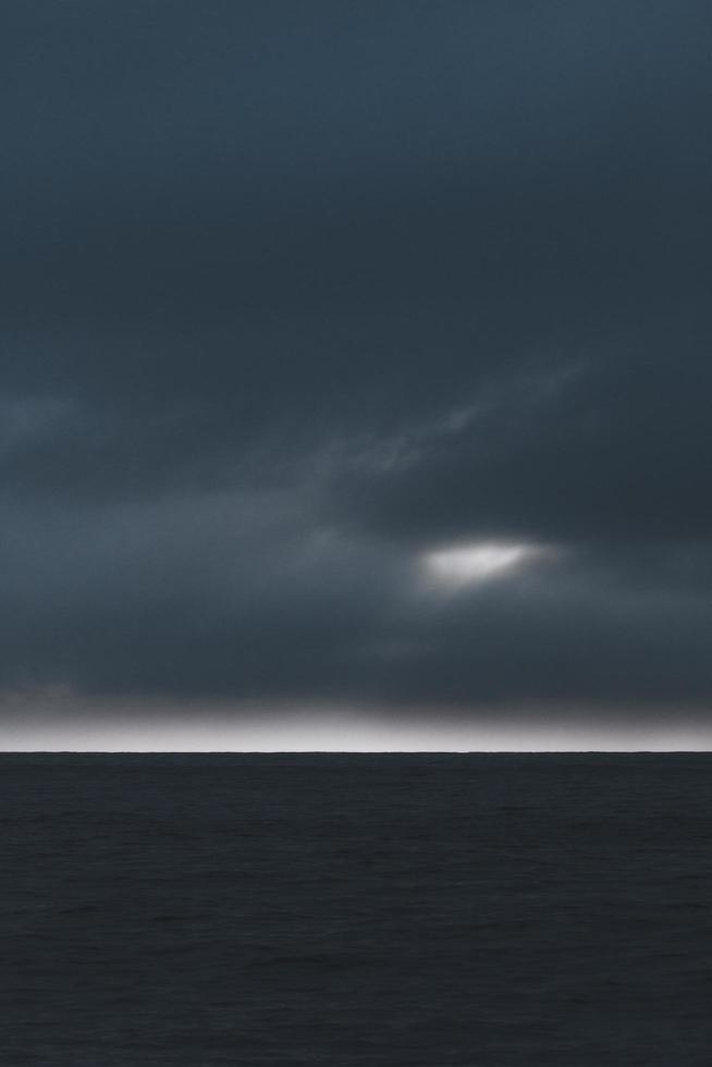 Silhouette von Land und bewölktem Himmel foto