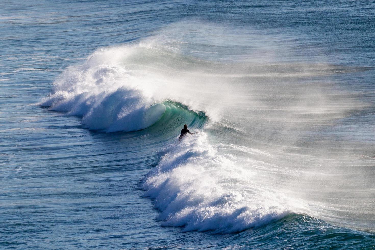 Person, die auf einer Welle surft foto