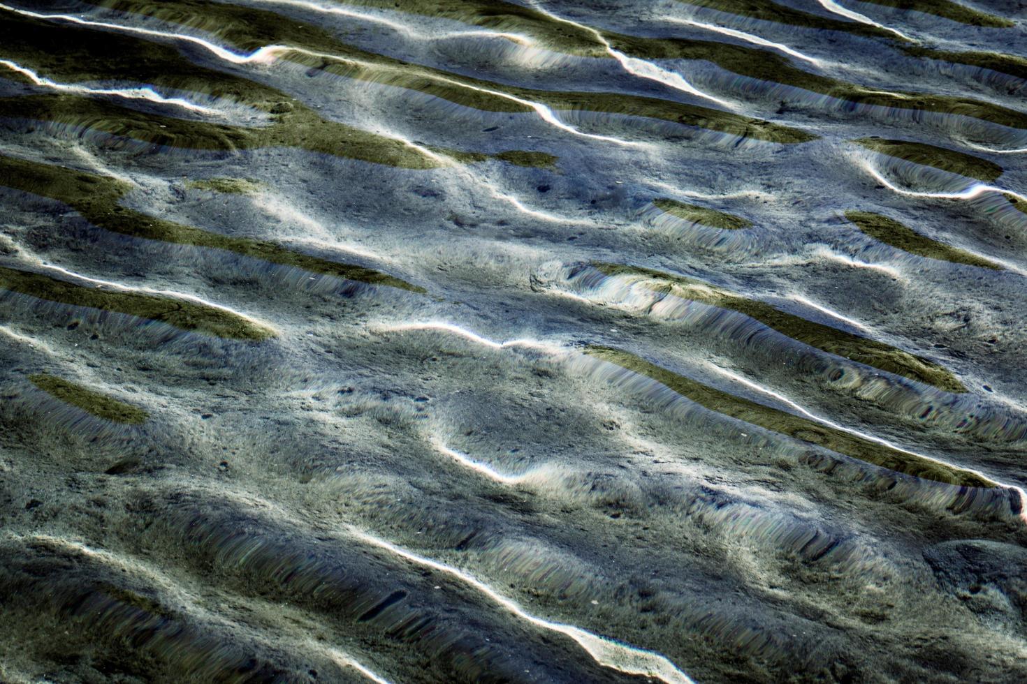 Nahaufnahme von seichtem Wasser am Strand foto