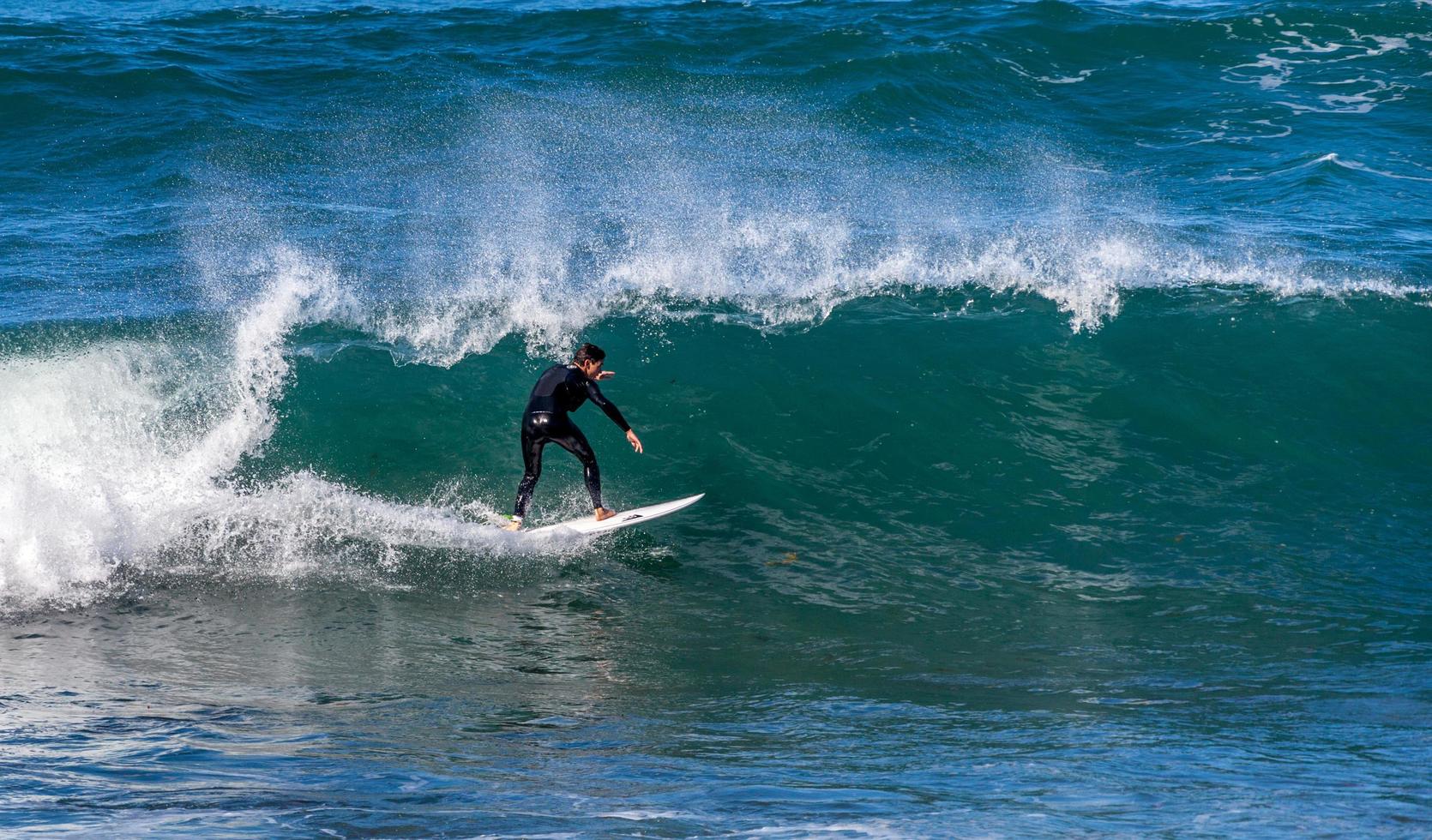 Sydney, Australien, 2020 - Mann, der tagsüber surft foto