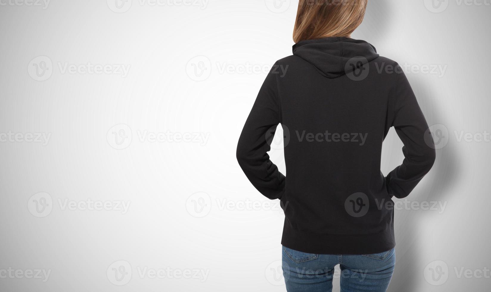 junges Mädchen in schwarzem Sweatshirt, schwarze Hoodies-Ansicht isoliert auf weißem Hintergrund. foto