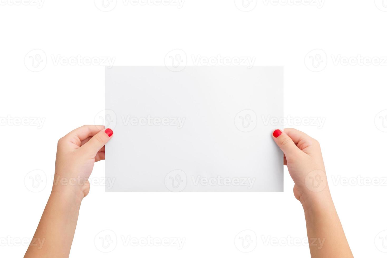 Die Hände des Mädchens halten ein leeres Papier in horizontaler Position. isolierter hintergrund in weiß. sauberes papier für die kopienpräsentation foto